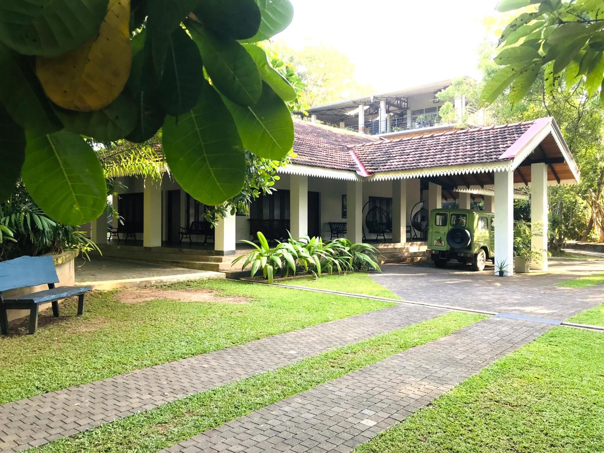 Ceylon Kingsmen Garden Hotel - Katunayake Negombo Kültér fotó